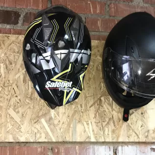 Helmet holder on wall - Model thumbnail 7