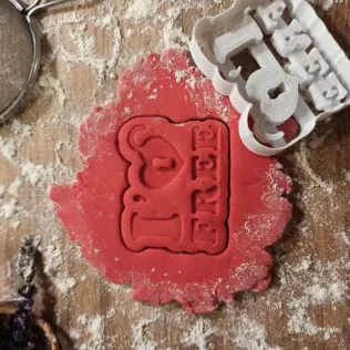 I’m Free Divorced Cookie & Clay Cutter, Funny Divorce Figure - Model thumbnail 2